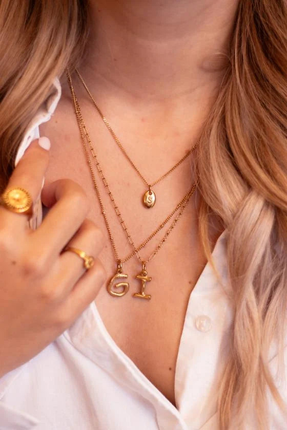 Letter charm goud dots
