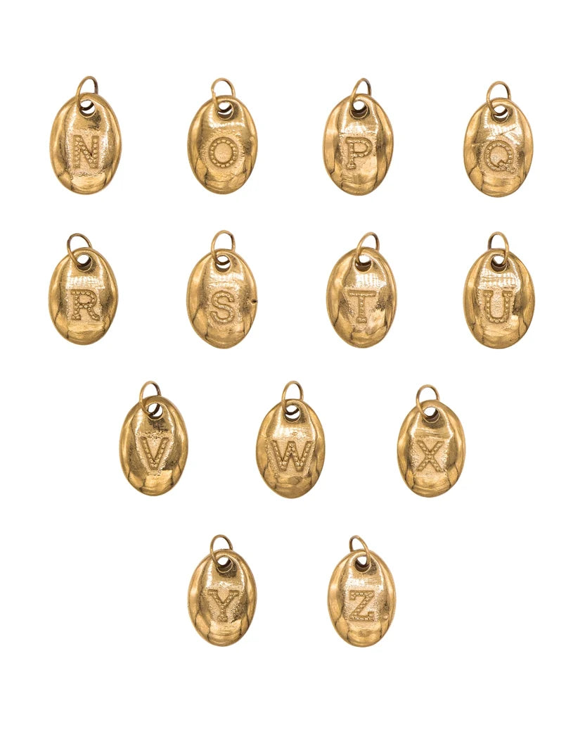 Letter charm goud dots