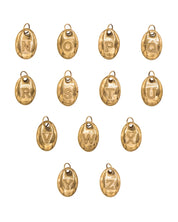 Letter charm goud dots