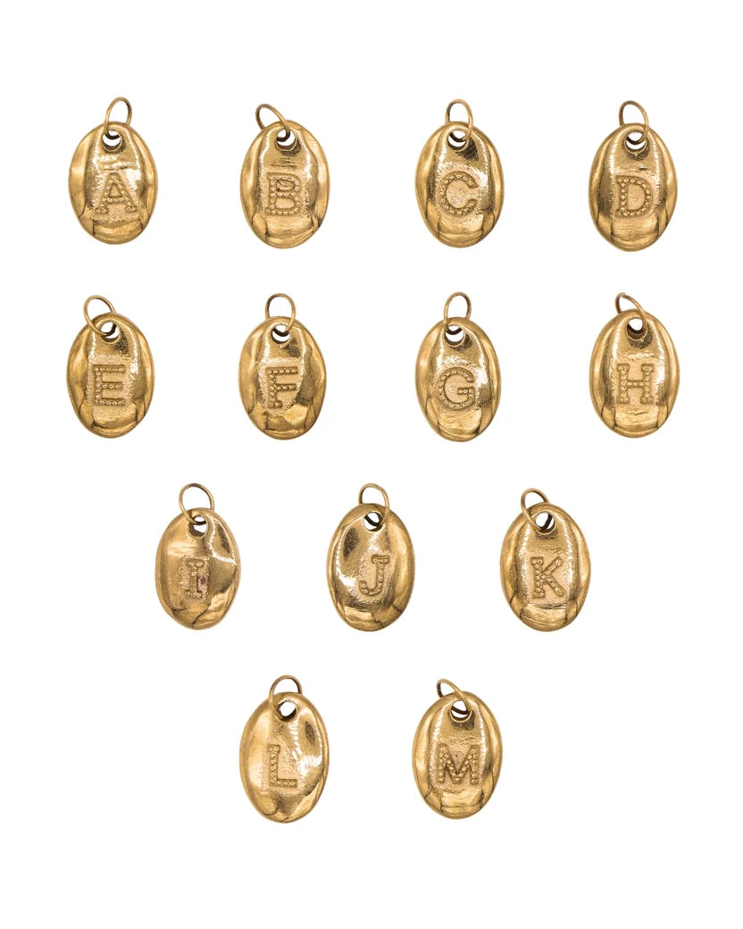 Letter charm goud dots