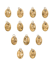 Letter charm goud dots