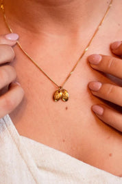 Letter charm goud dots