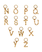 Letter charm goud