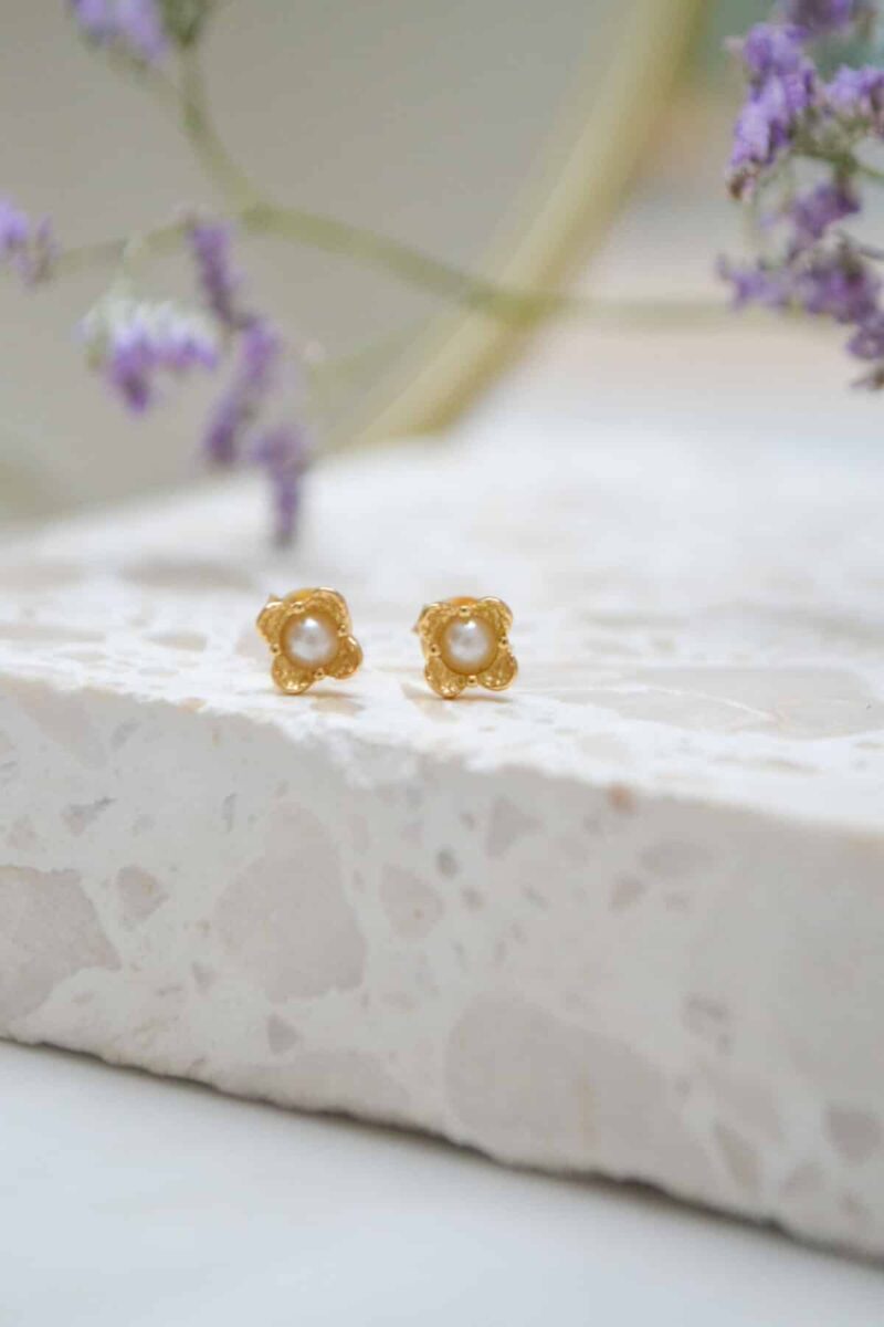 Pearl flower stud