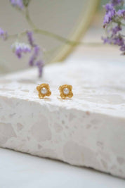 Pearl flower stud