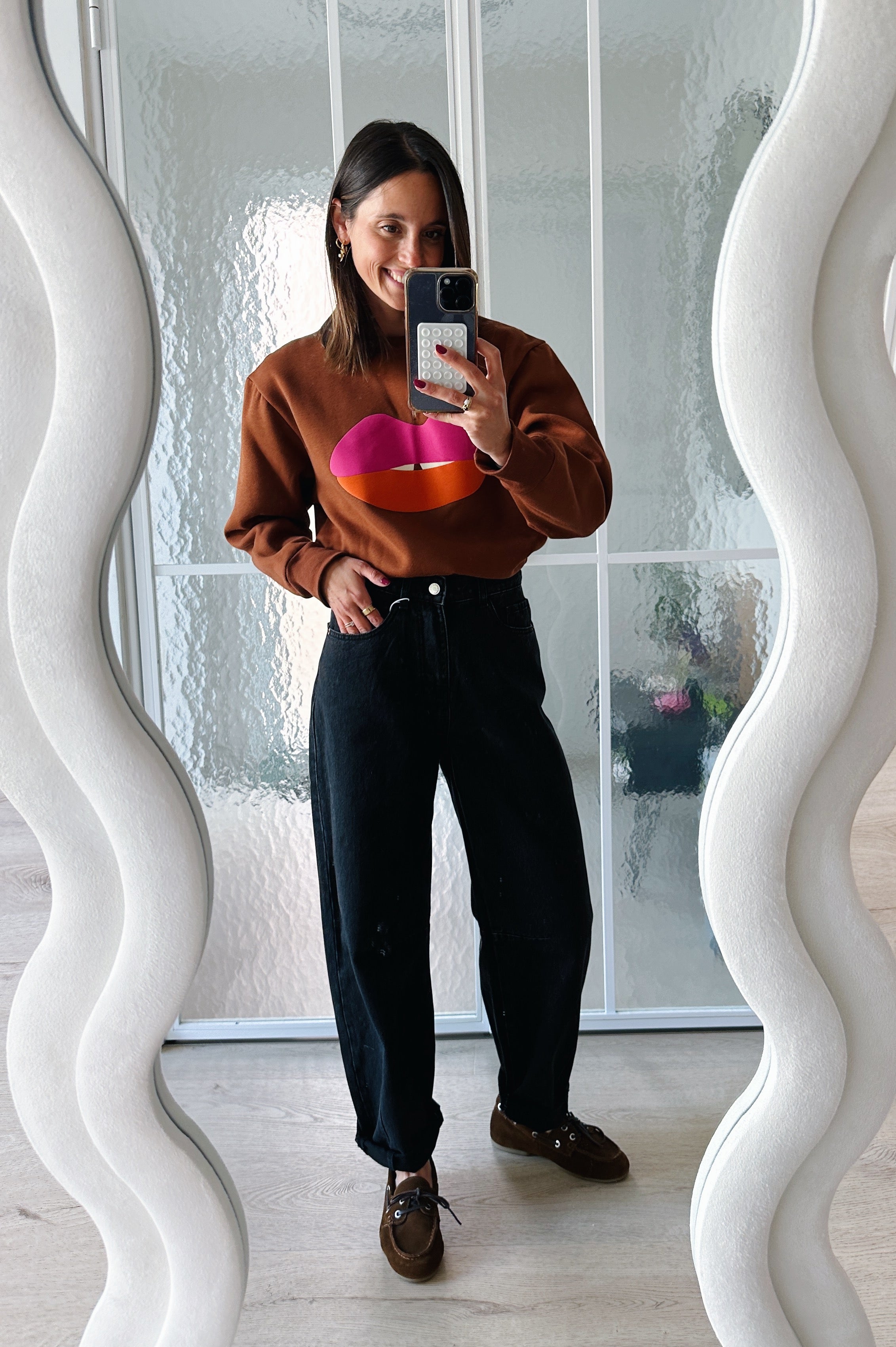Lip sweater