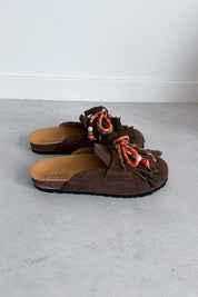Sakai suede clog donkerbruin